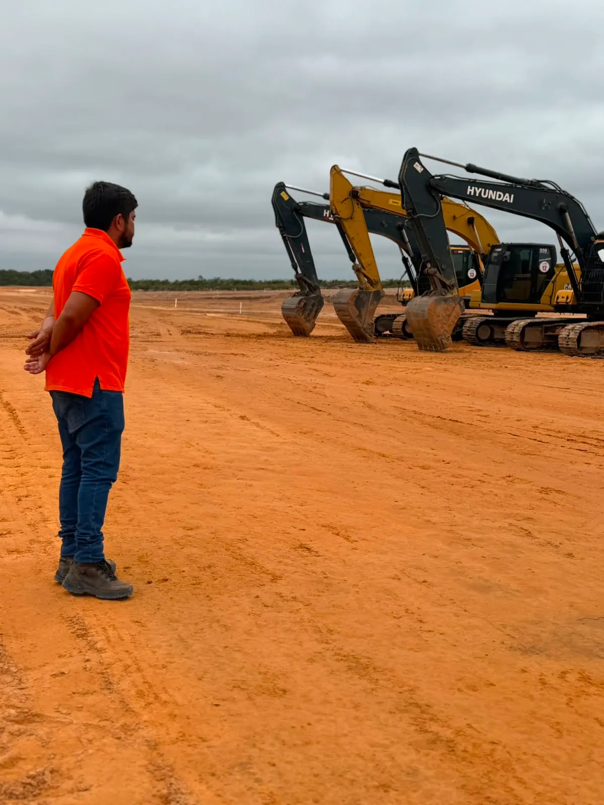 Equipe e máquinas do Grupo MV Construtora em obra no Maranhão
