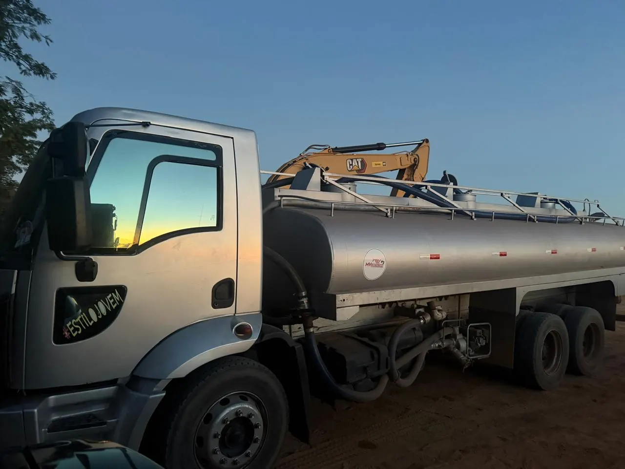 Caminhão-pipa da frota do Grupo MV Construtora em operação