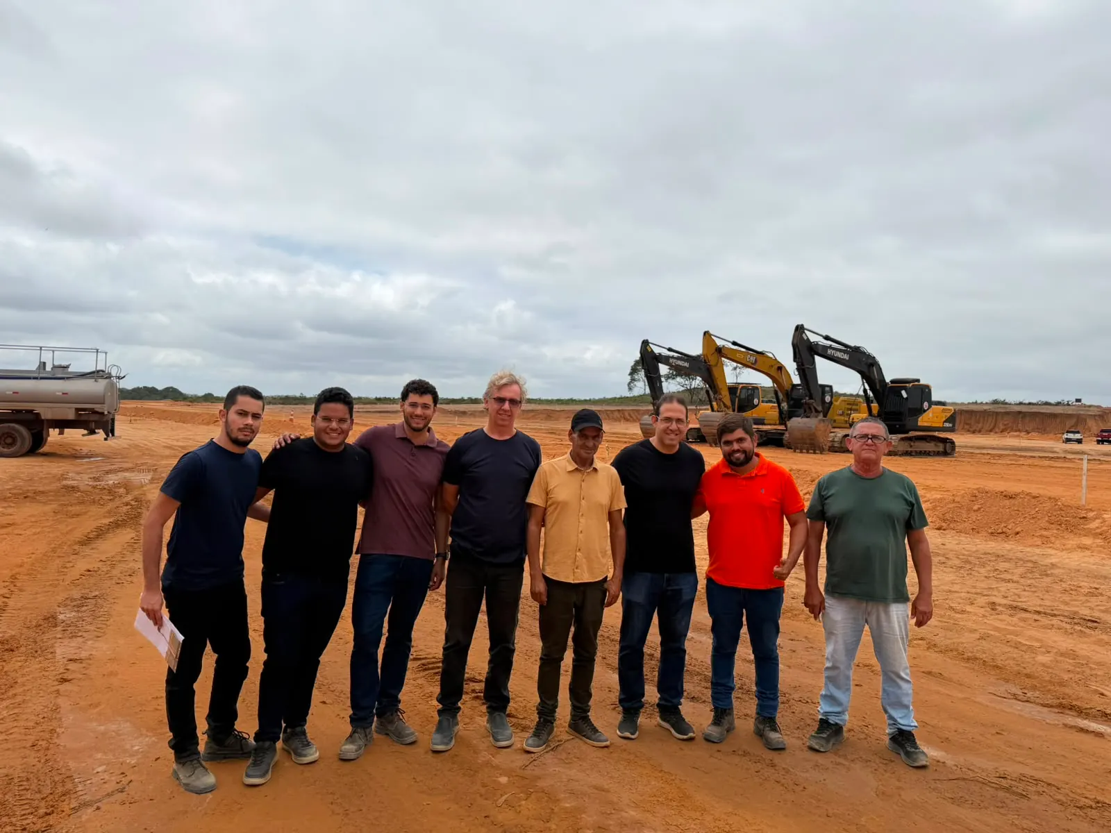 Equipe do Grupo MV Construtora em obra de terraplenagem no Maranhão