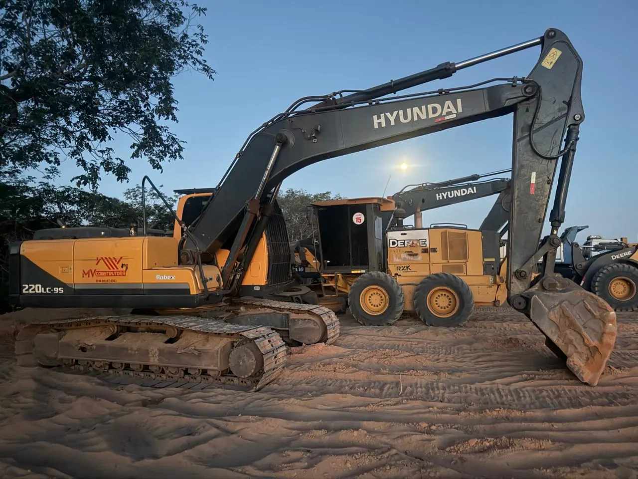 Escavadeira hidráulica da frota do Grupo MV Construtora em operação