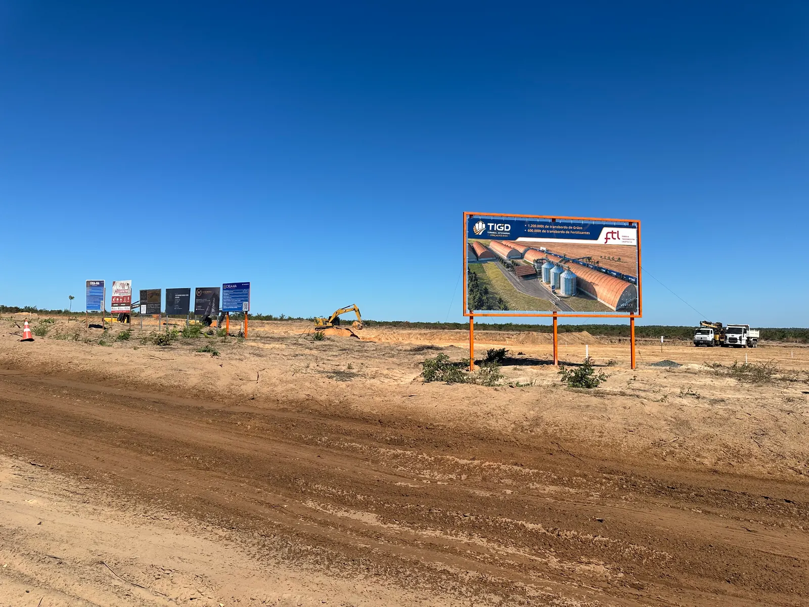 Obra de terraplenagem em execução pelo Grupo MV Construtora