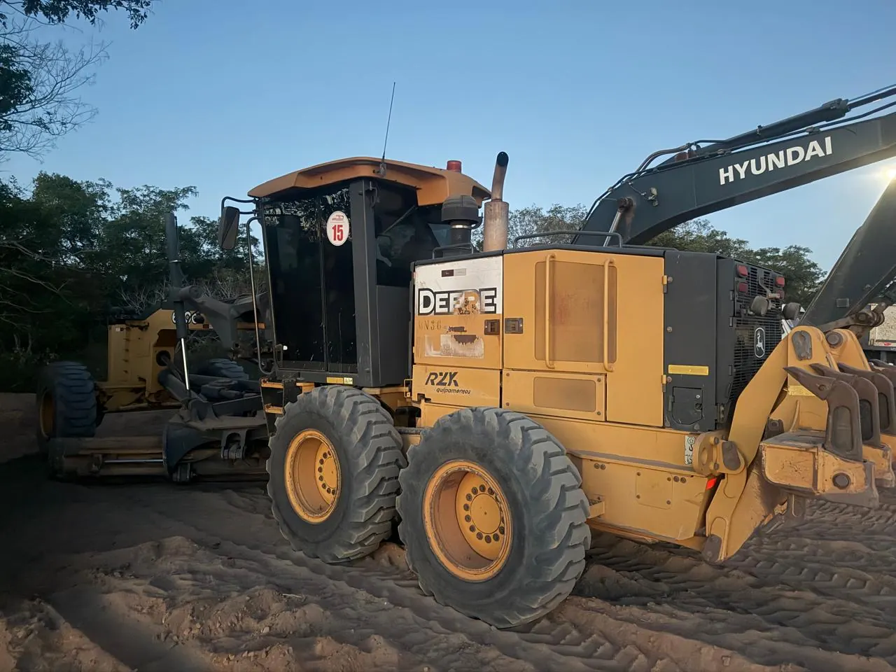 Motoniveladora (patrol) da frota do Grupo MV Construtora em operação