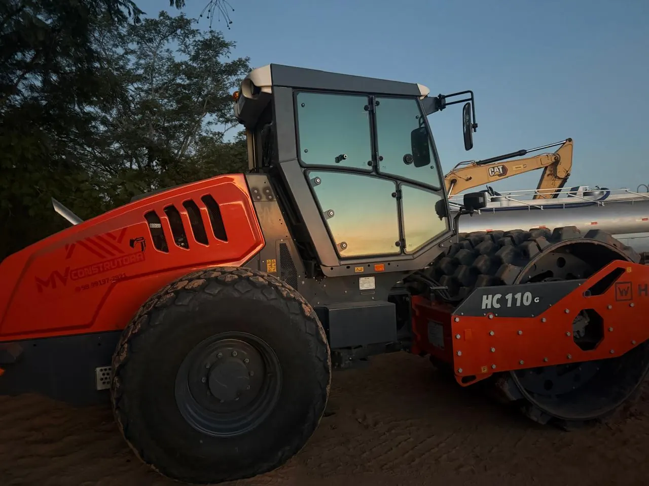 Rolo compactador da frota do Grupo MV Construtora em operação