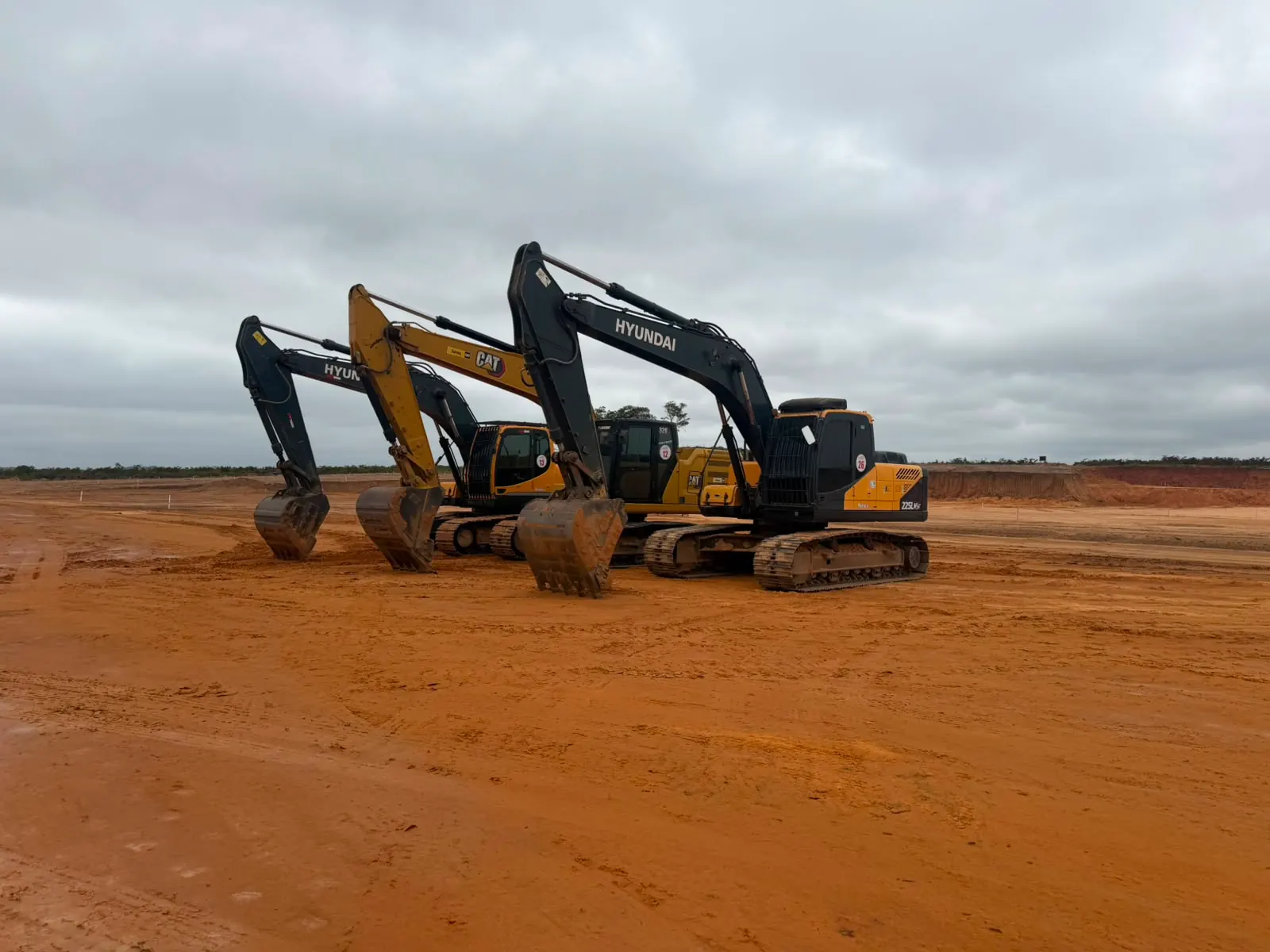 Máquinas e equipes do Grupo MV Construtora em obra
